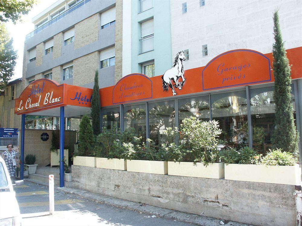 Le Cheval Blanc Hotel Арл Екстериор снимка