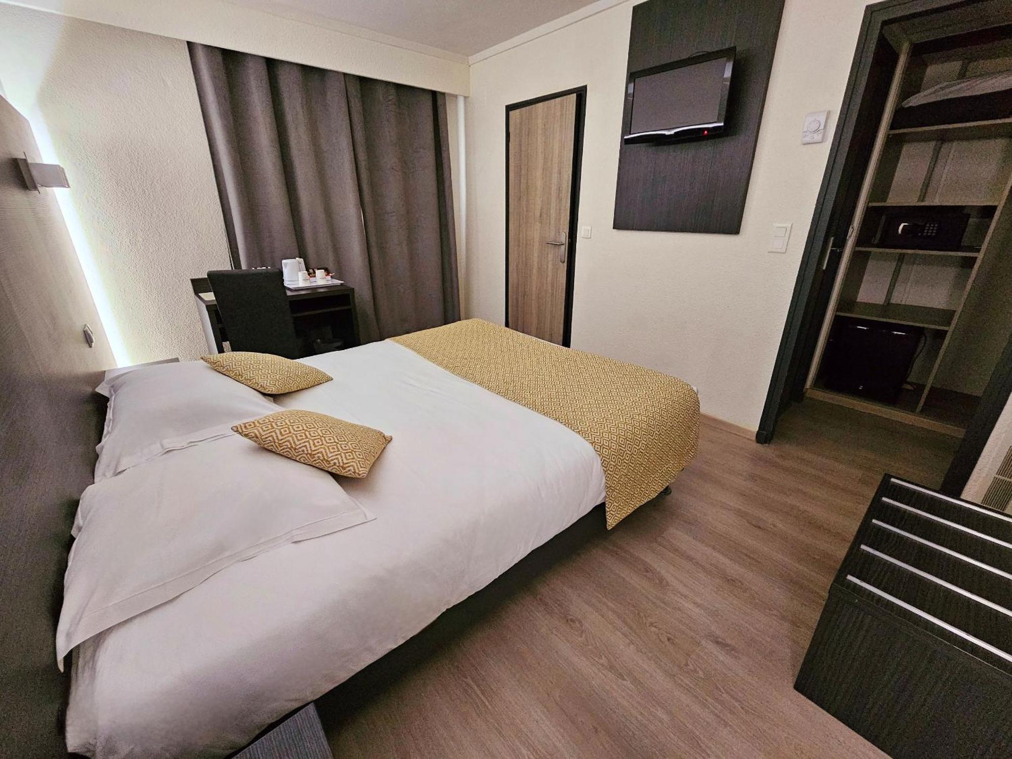 Le Cheval Blanc Hotel Арл Екстериор снимка