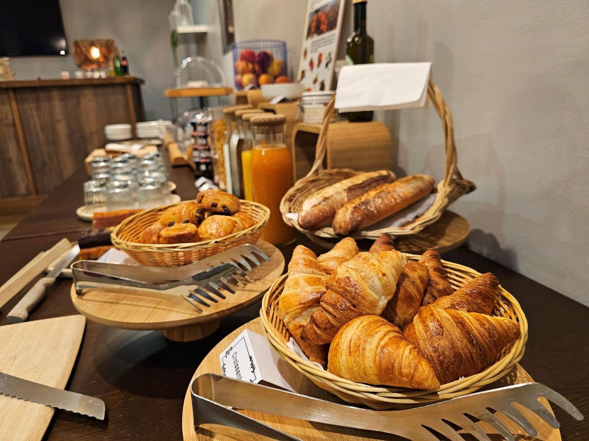 Le Cheval Blanc Hotel Арл Екстериор снимка