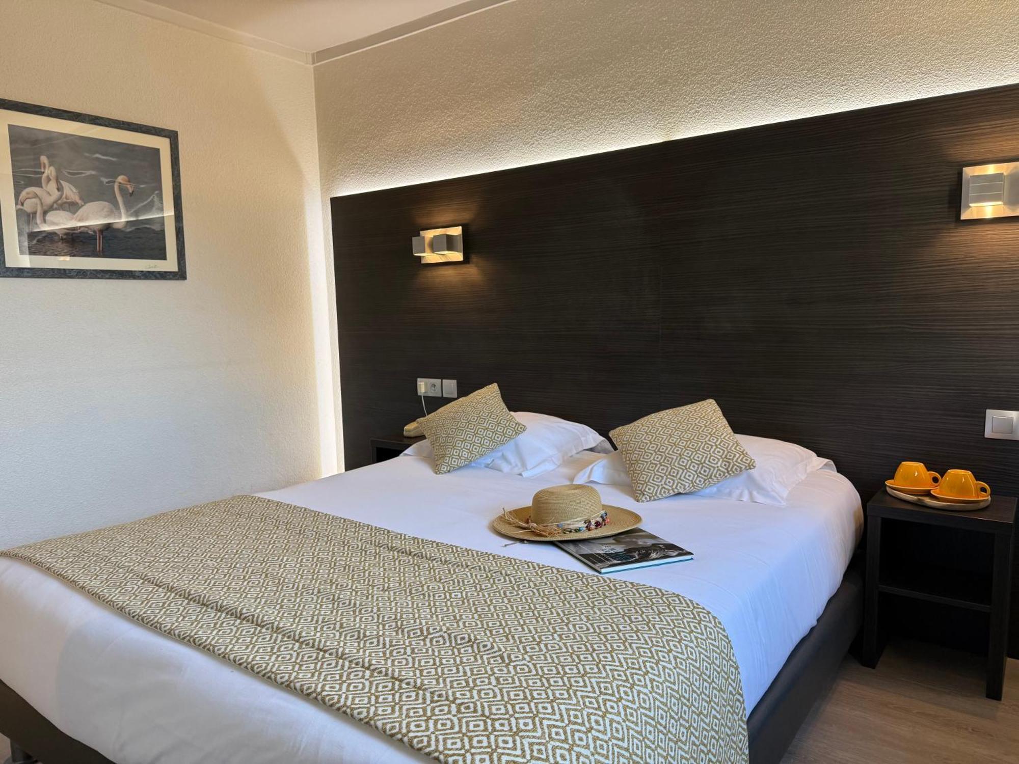 Le Cheval Blanc Hotel Арл Екстериор снимка