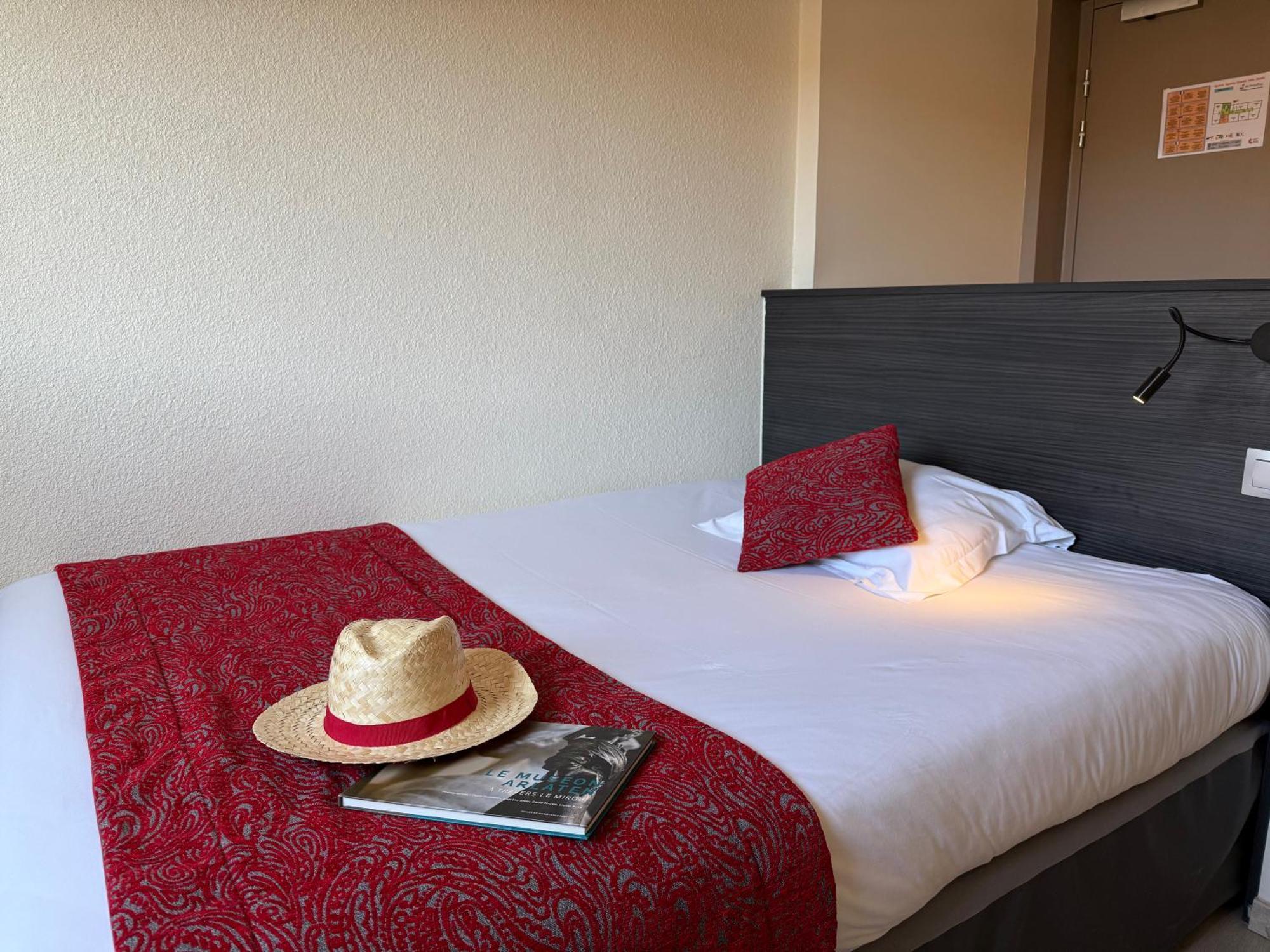 Le Cheval Blanc Hotel Арл Екстериор снимка
