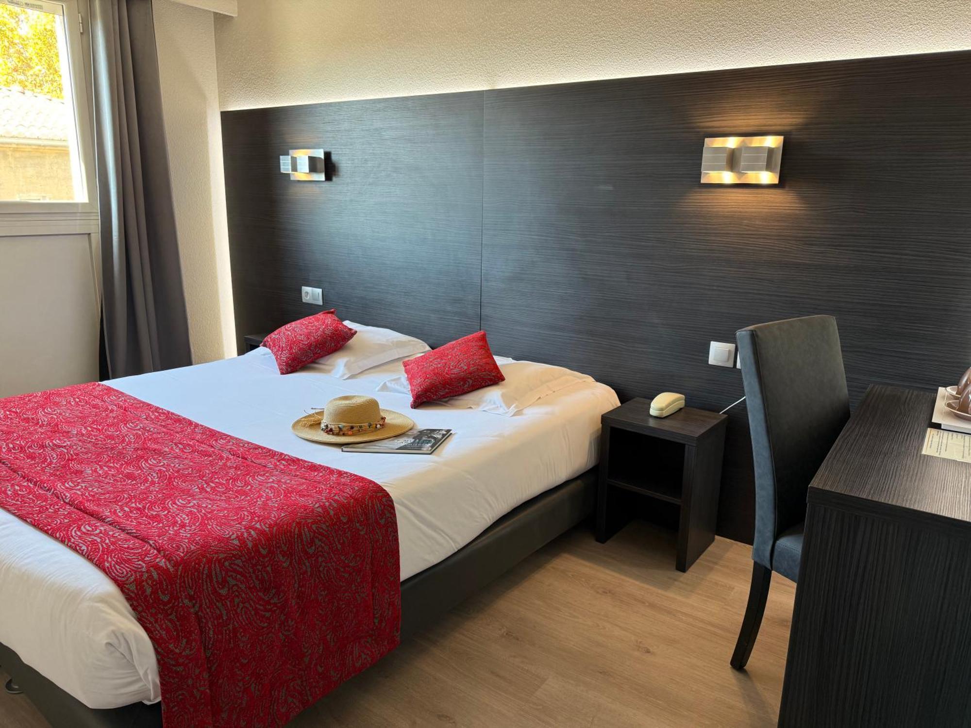 Le Cheval Blanc Hotel Арл Екстериор снимка