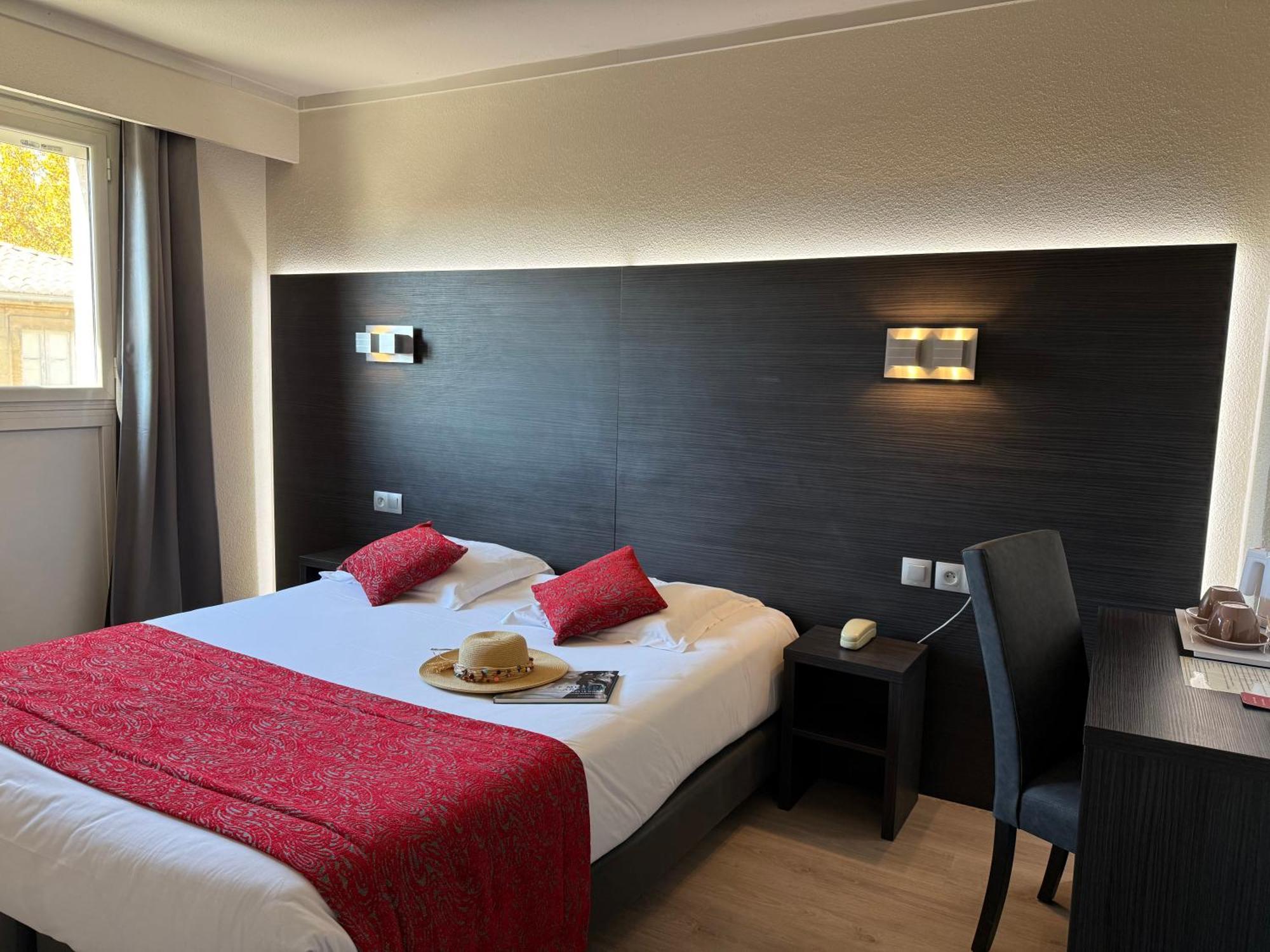 Le Cheval Blanc Hotel Арл Екстериор снимка