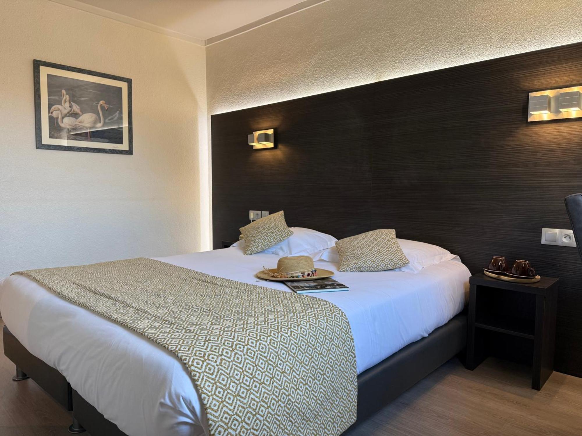 Le Cheval Blanc Hotel Арл Екстериор снимка