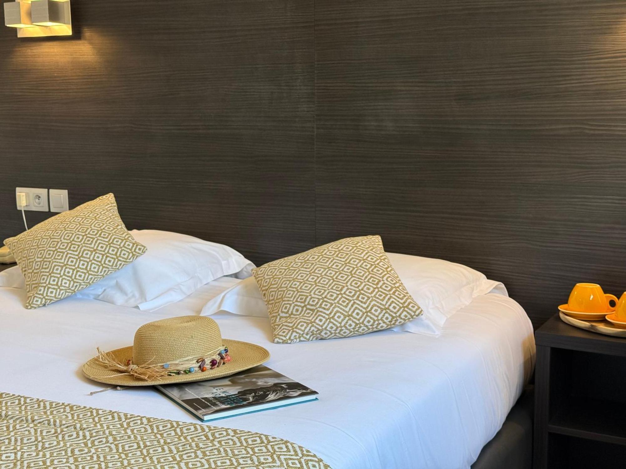Le Cheval Blanc Hotel Арл Екстериор снимка