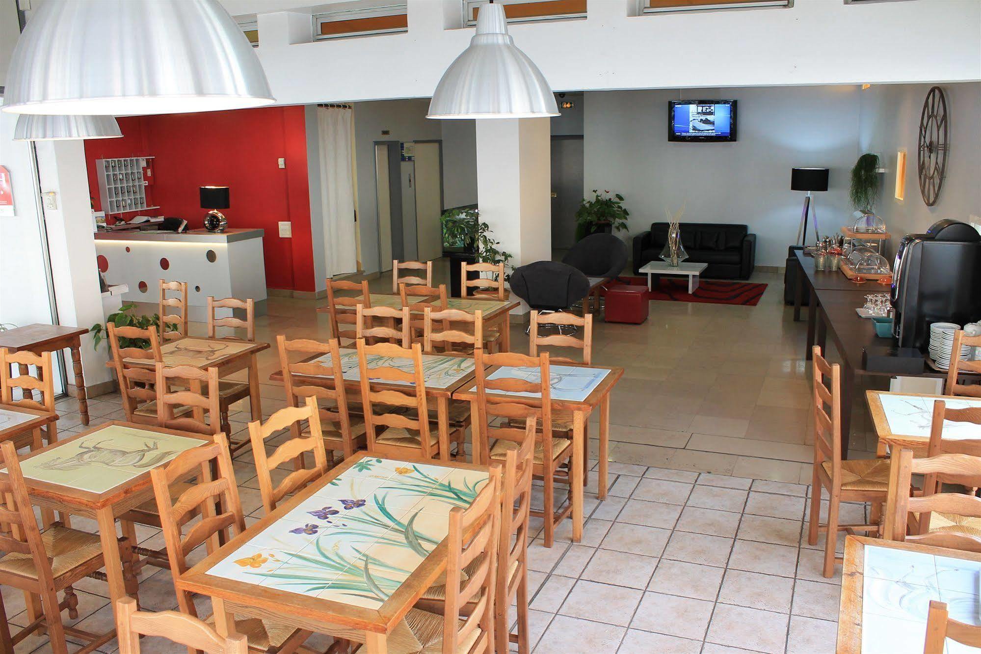 Le Cheval Blanc Hotel Арл Екстериор снимка