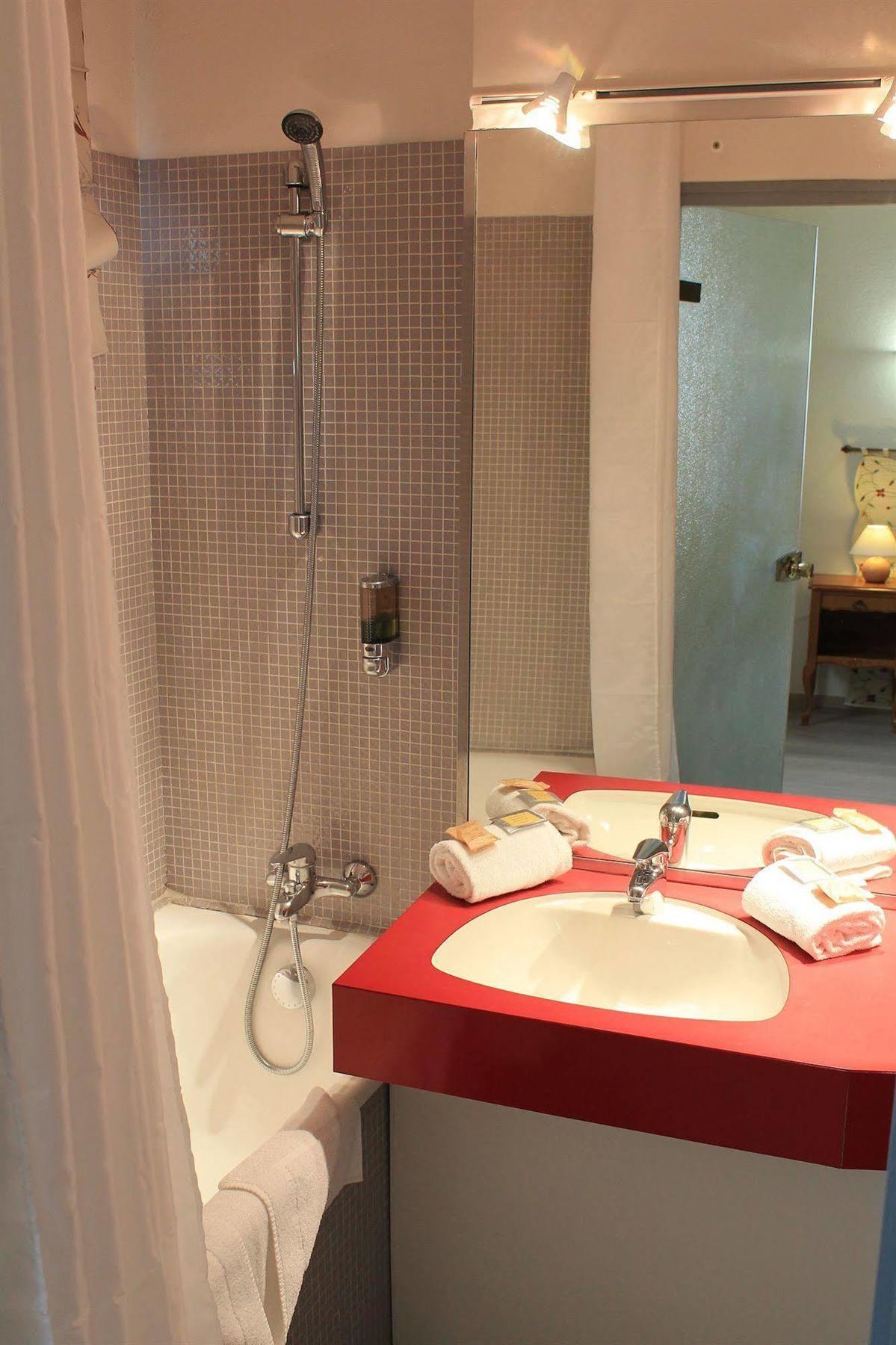 Le Cheval Blanc Hotel Арл Екстериор снимка