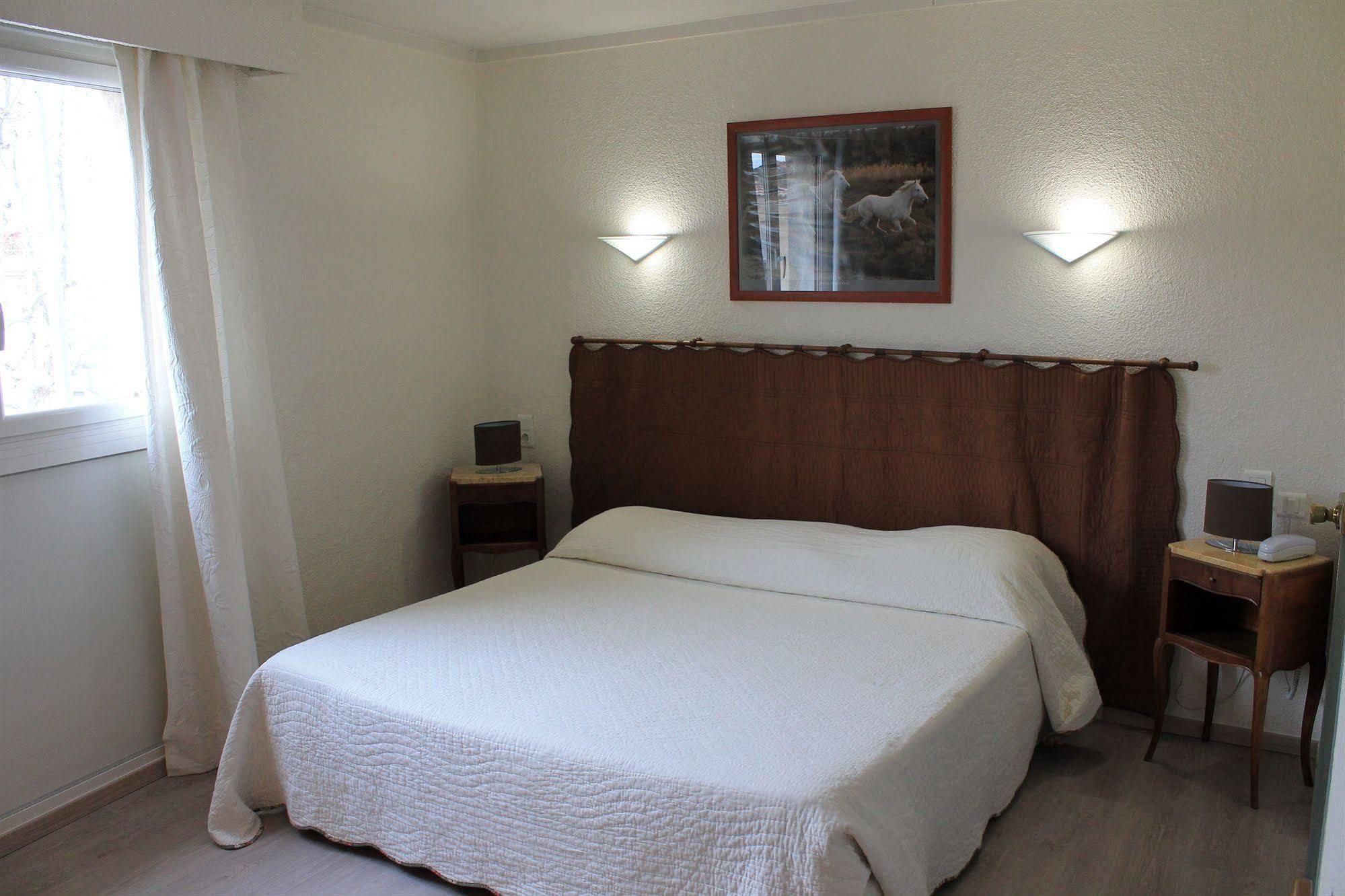 Le Cheval Blanc Hotel Арл Екстериор снимка
