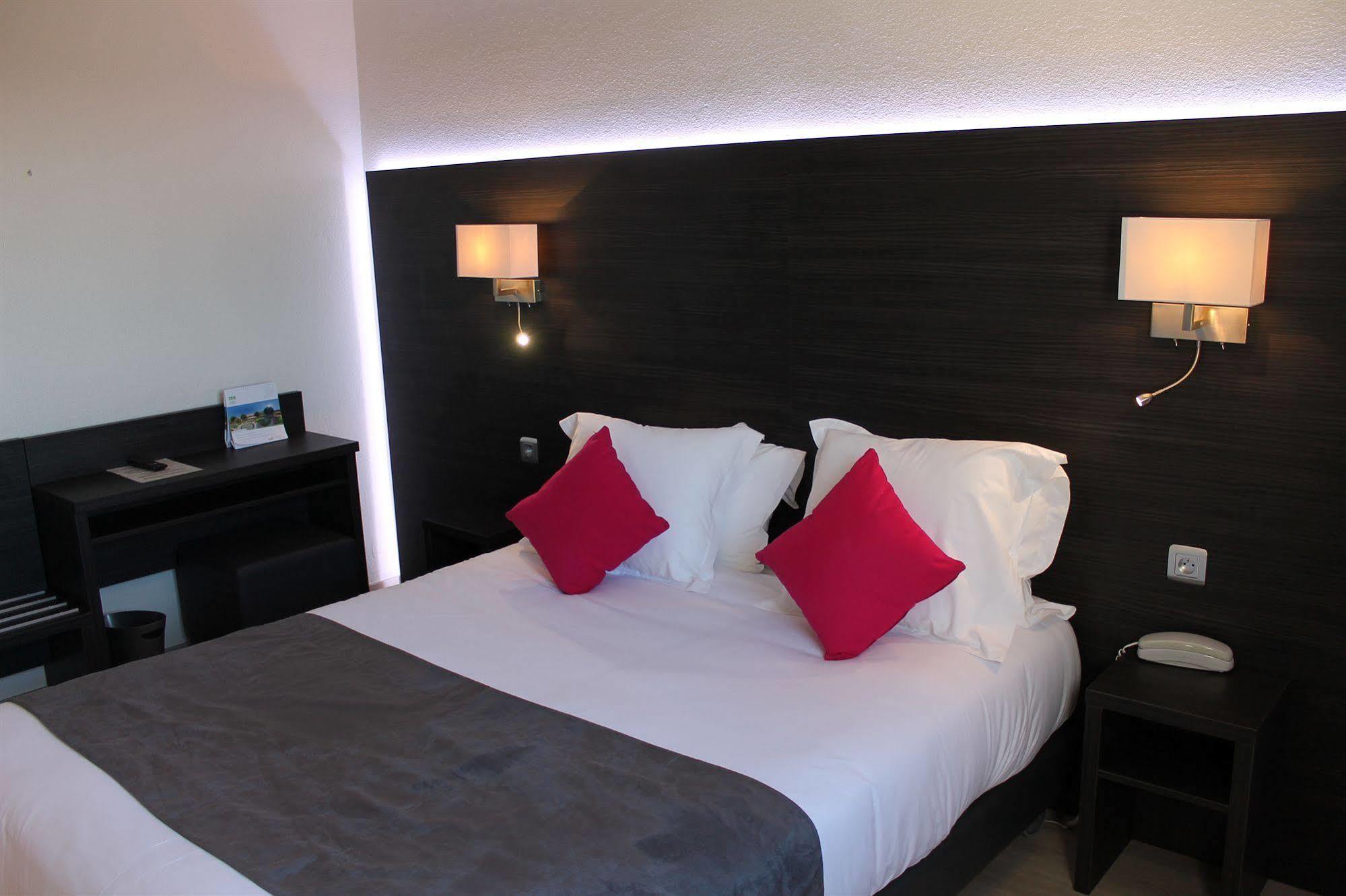 Le Cheval Blanc Hotel Арл Екстериор снимка