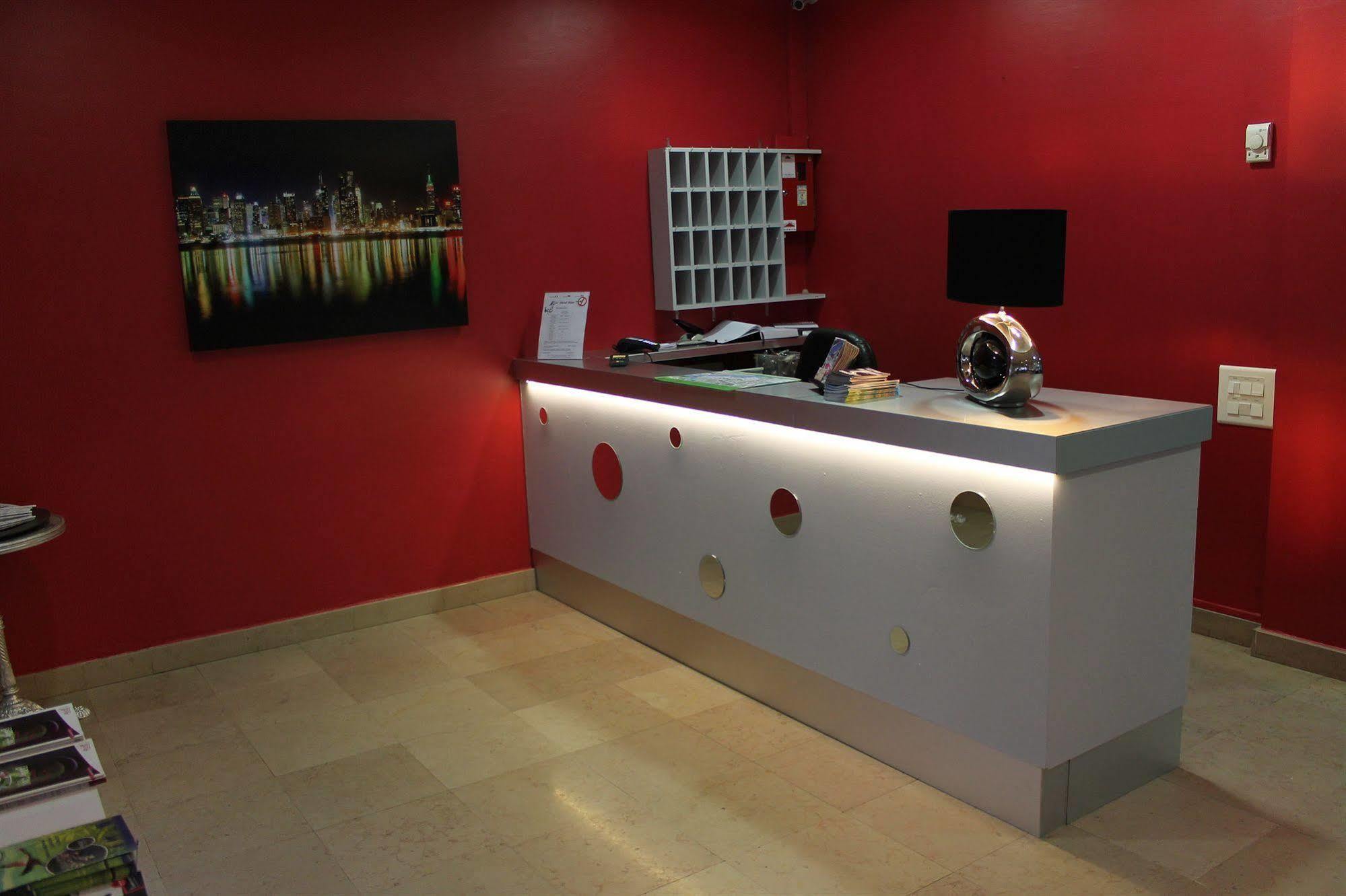 Le Cheval Blanc Hotel Арл Екстериор снимка