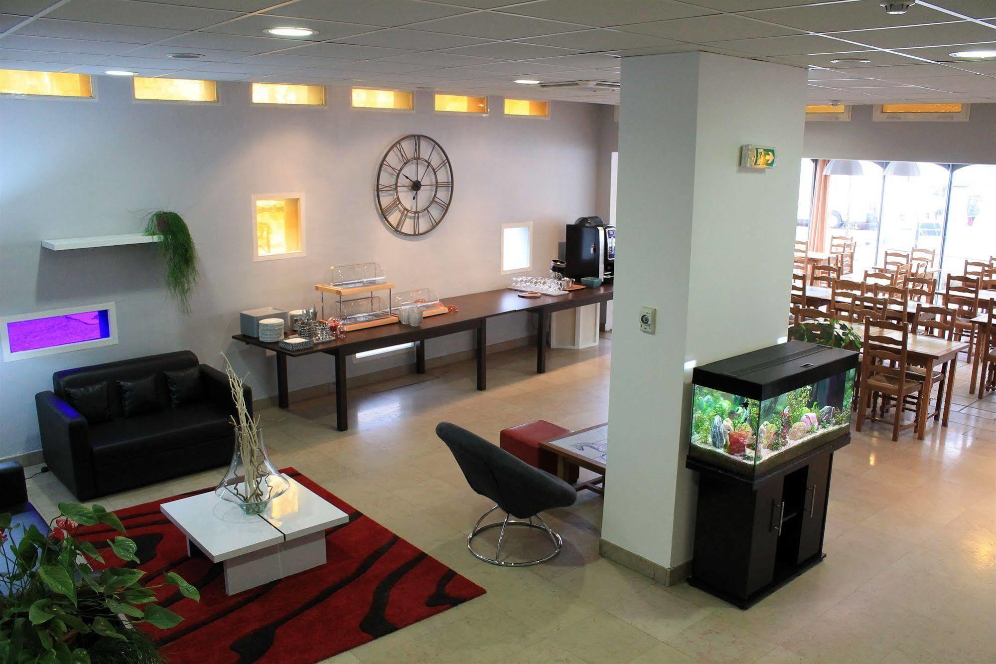Le Cheval Blanc Hotel Арл Екстериор снимка