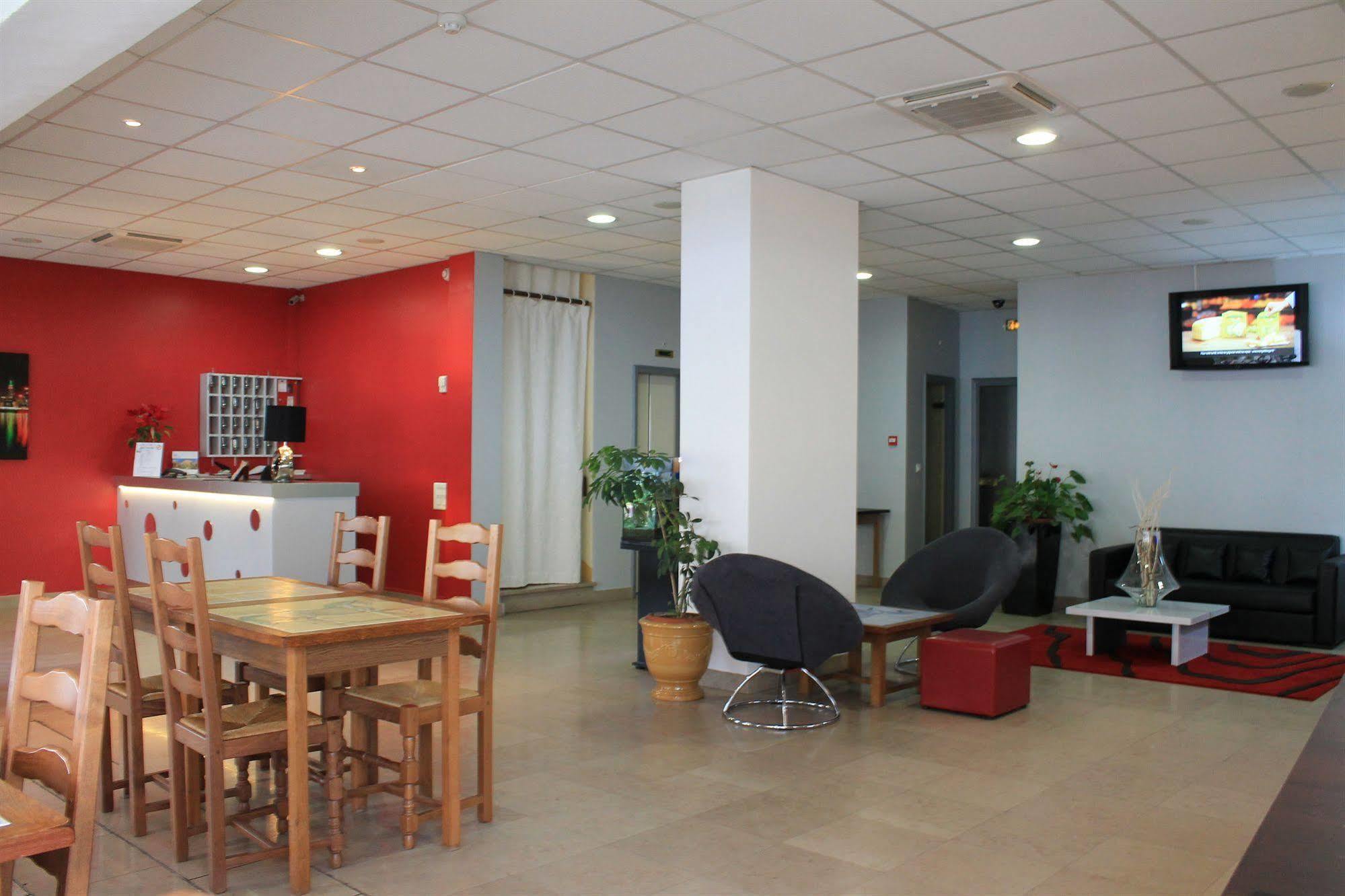 Le Cheval Blanc Hotel Арл Екстериор снимка